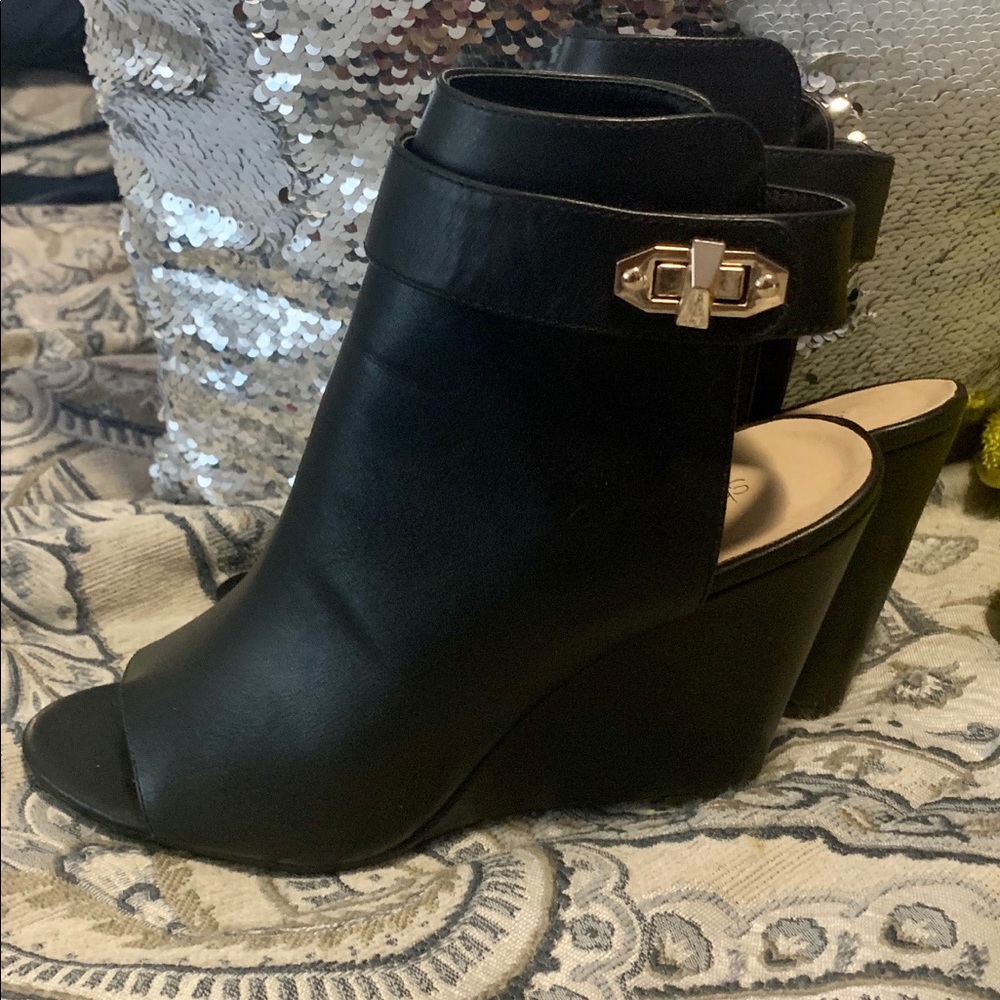 Beautiful Black and Gold Leather wedges!